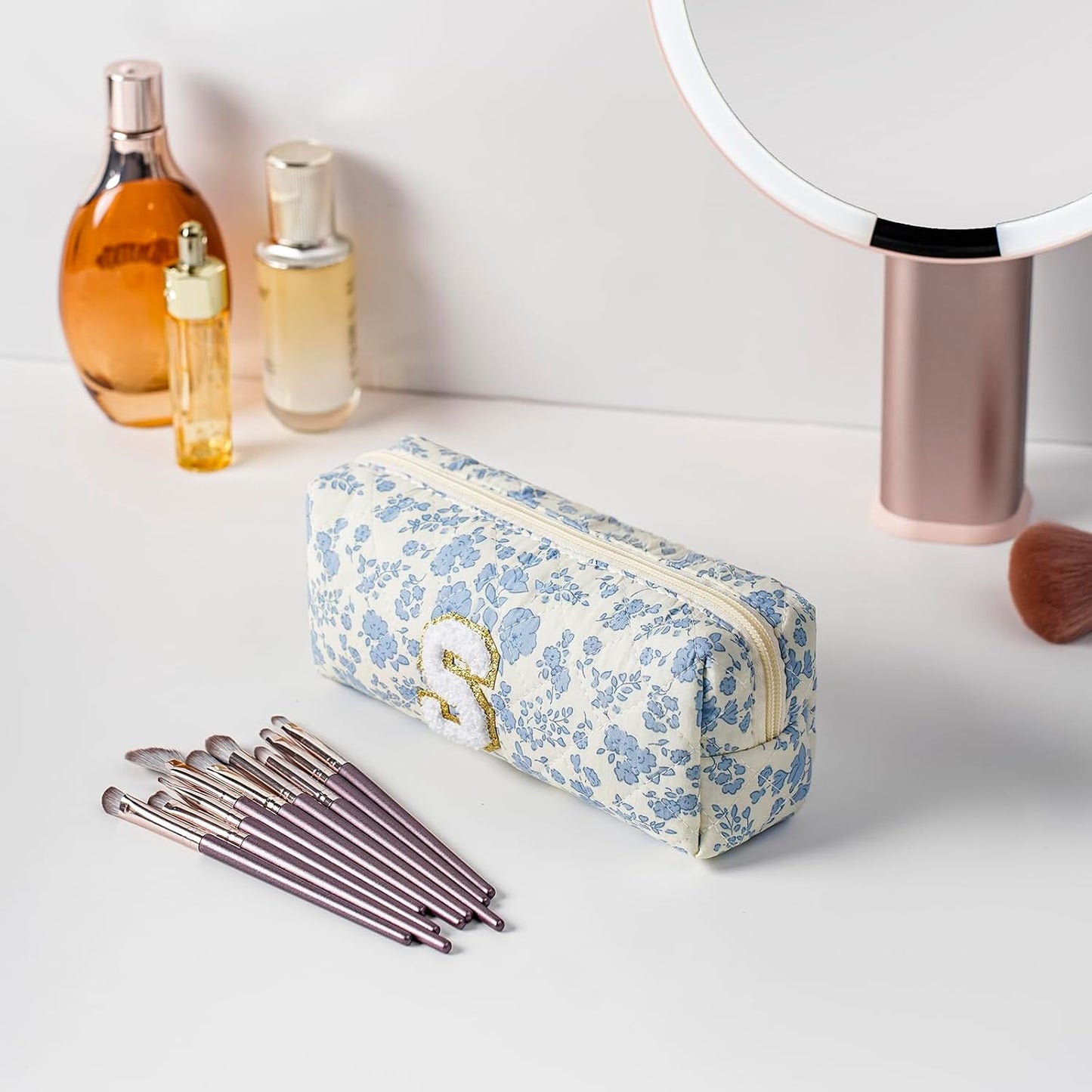 Bolsa maquillaje con inicial coqueta floral azul para mujer