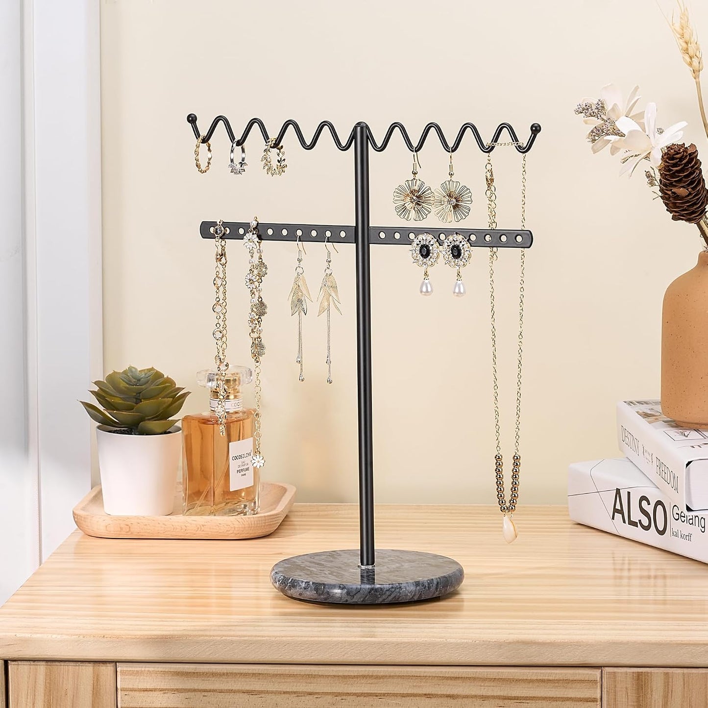 Soporte collares metal negro ondulado base mármol