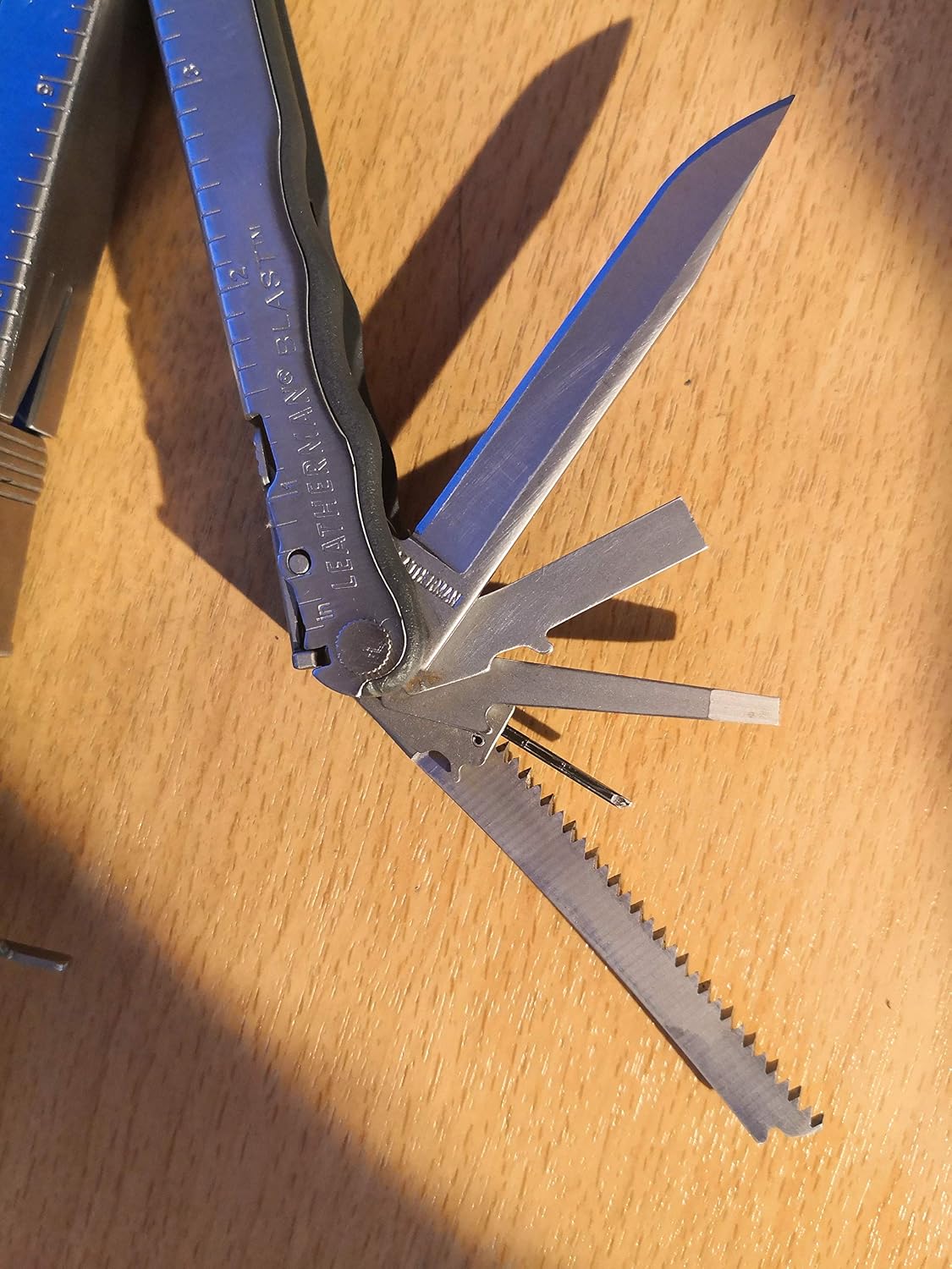 Multiherramienta Leatherman Blast con funda cuero