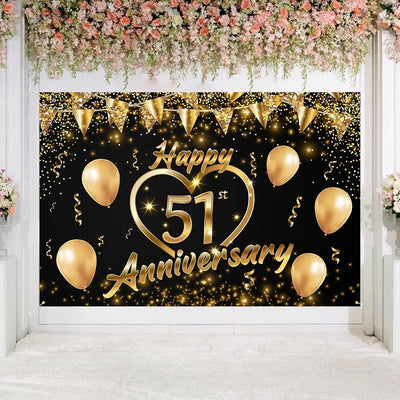 Decoración telón aniversario 51 años texto inglés negro y dorado