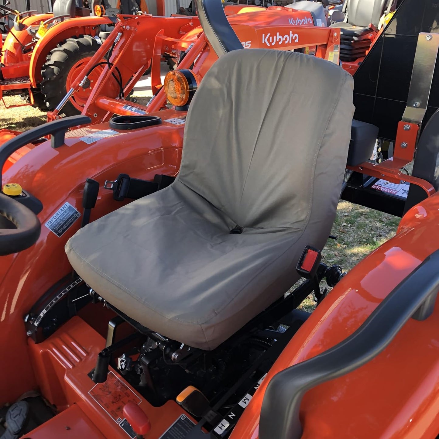 Asiento plástico para cortacéspedes Badboy Kubota L3301