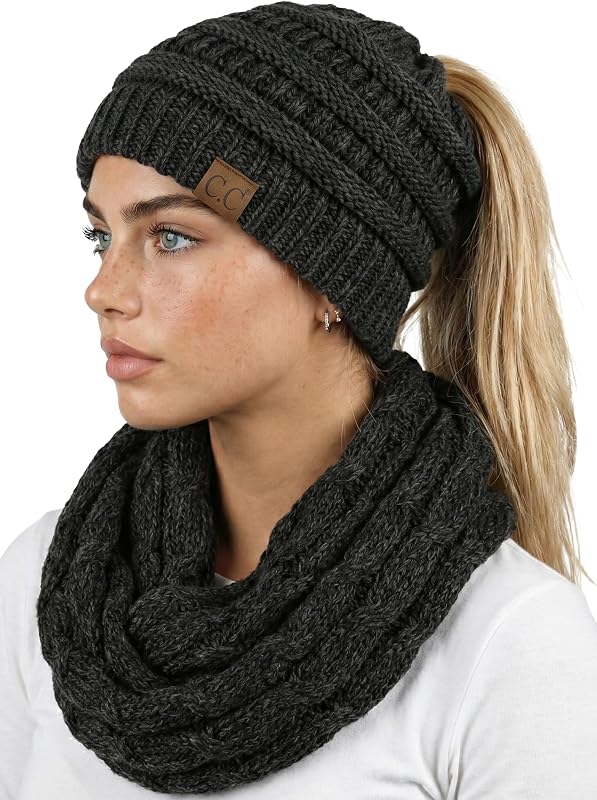Bufanda infinita y moño desordenado mujer invierno