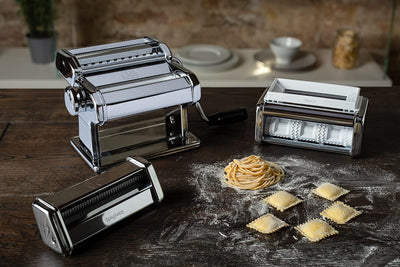 Juego pasta Atlas 150 acero cromado con ravioles y accesorios