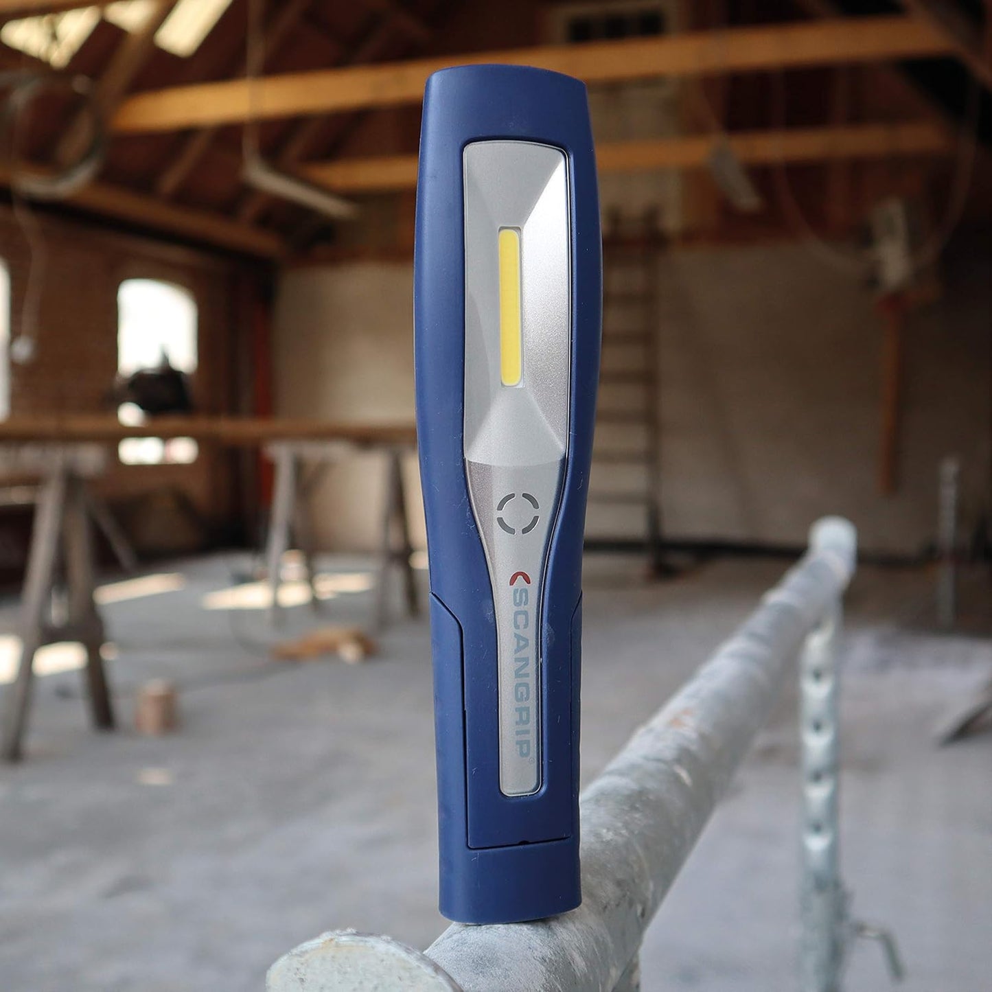 Linterna LED COB recargable con imán y gancho 200 lúmenes