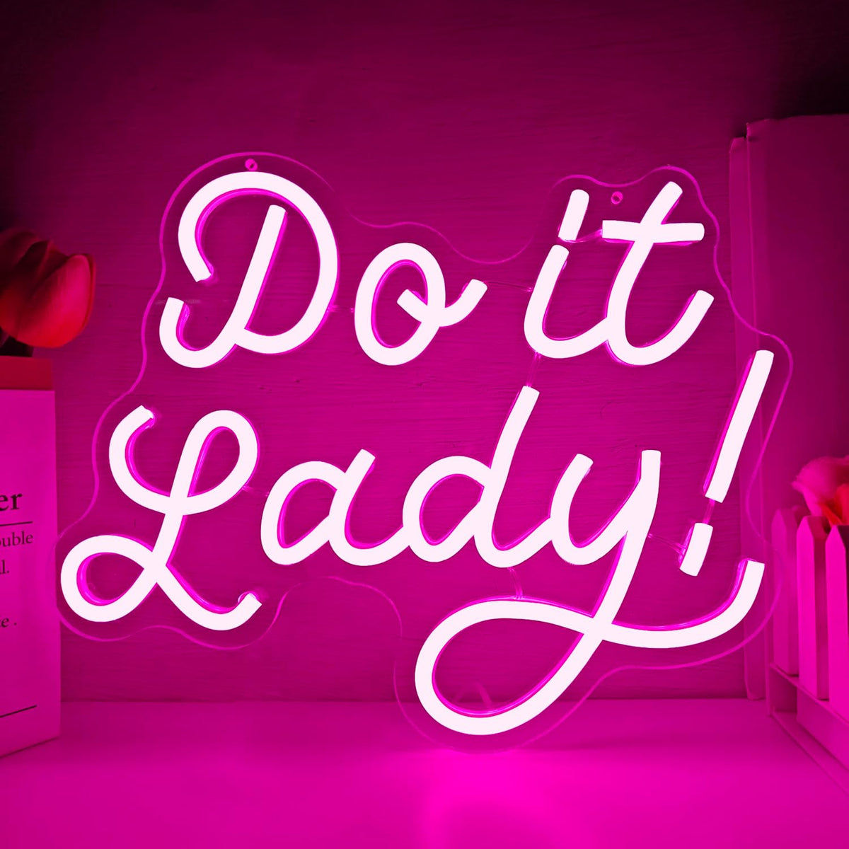 Letrero neón rosa con texto 'Do It Lady' y 'Get It Done'