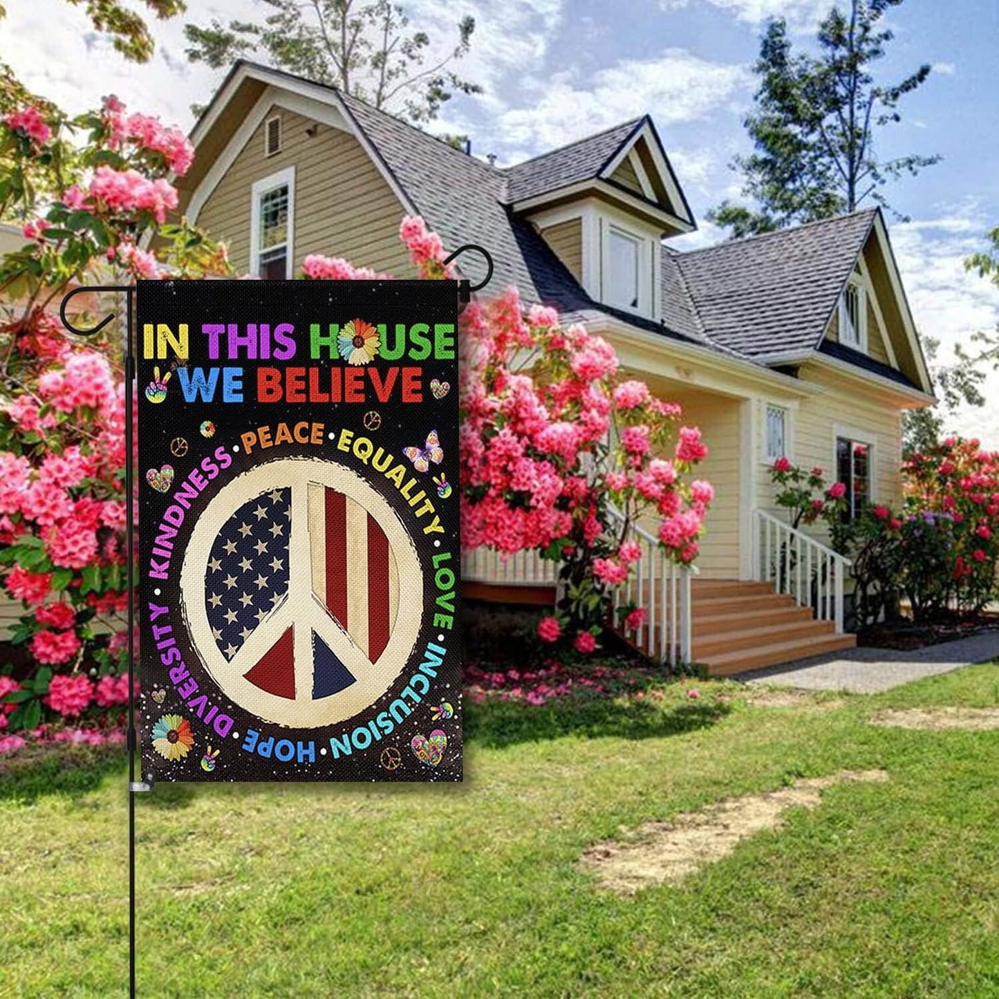 Bandera jardín 12x18" In This House We Believe