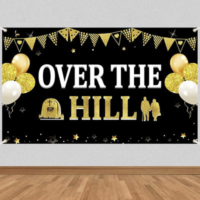 Decoraciones cumpleaños sobre la colina fondo oro negro