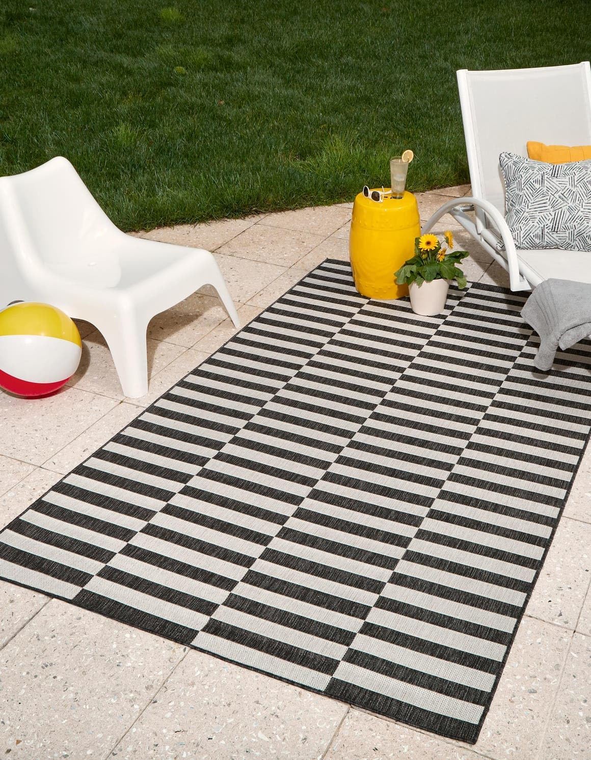 Alfombra exterior a rayas carbón/marfil 2x3ft1pulg