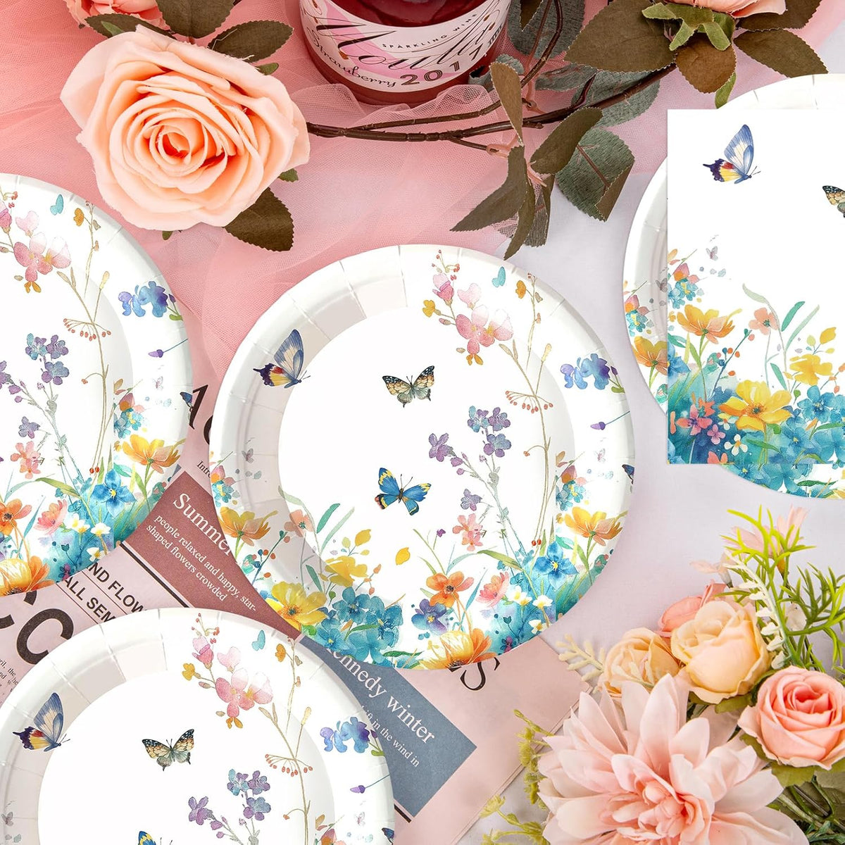 Platos de papel con flores silvestres y servilletas para fiestas de primavera y verano