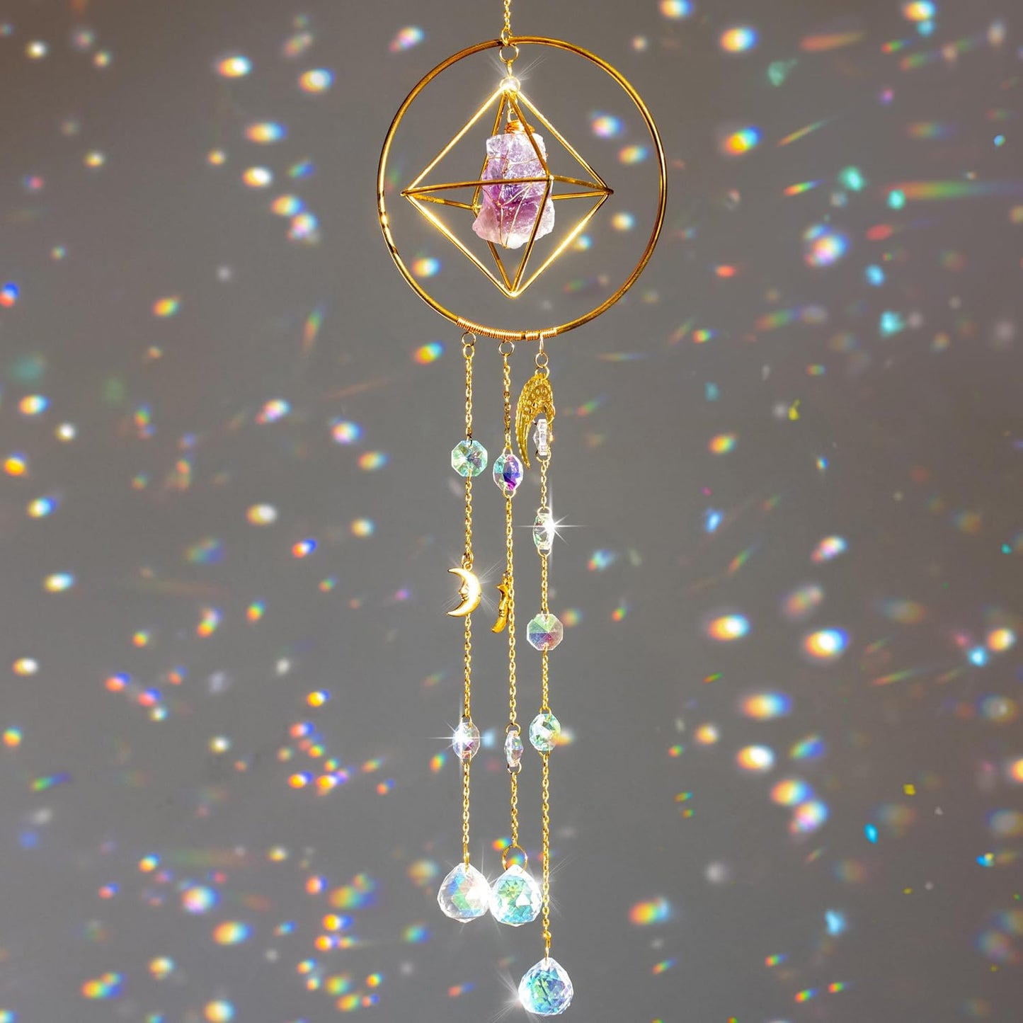 Atrapasoles de amatista y cristal con luz deslumbrante