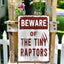 Letrero metal gallinero texto beware of the tiny raptors