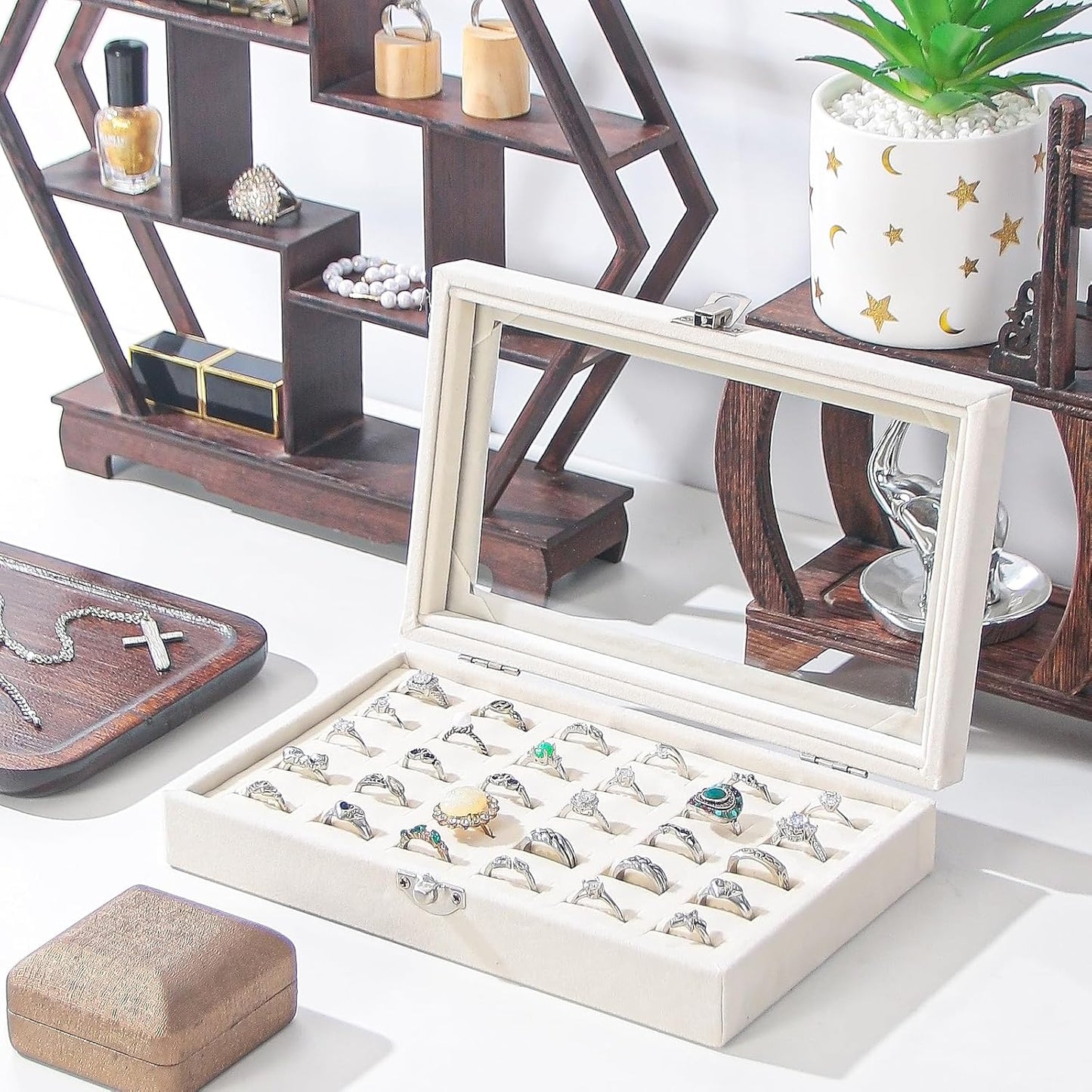 Caja anillos terciopelo con tapa 30 ranuras beige