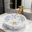 Fregadero baño cerámica azul y blanca con grifo dorado