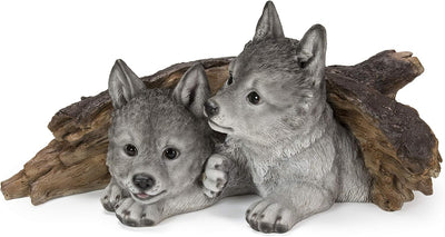 Cachorros lobo gris escondidos estatua troncos