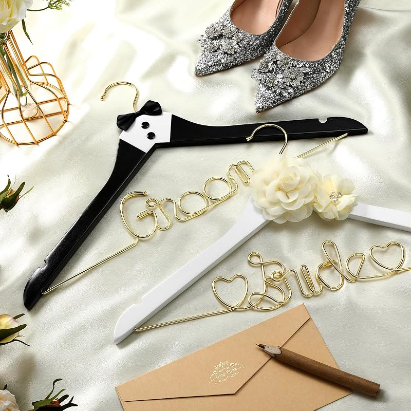Colgador madera novia novio pajarita flor beige traje esmoquin
