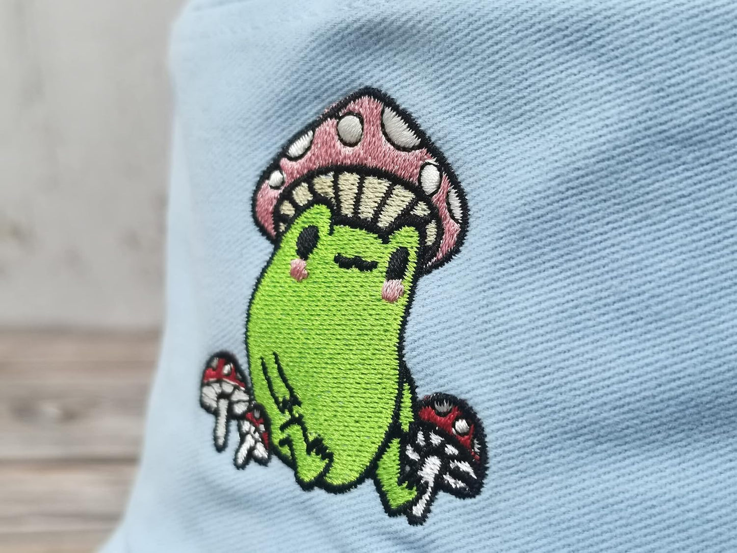 Sombrero cubo bordado rana con hongo unisex