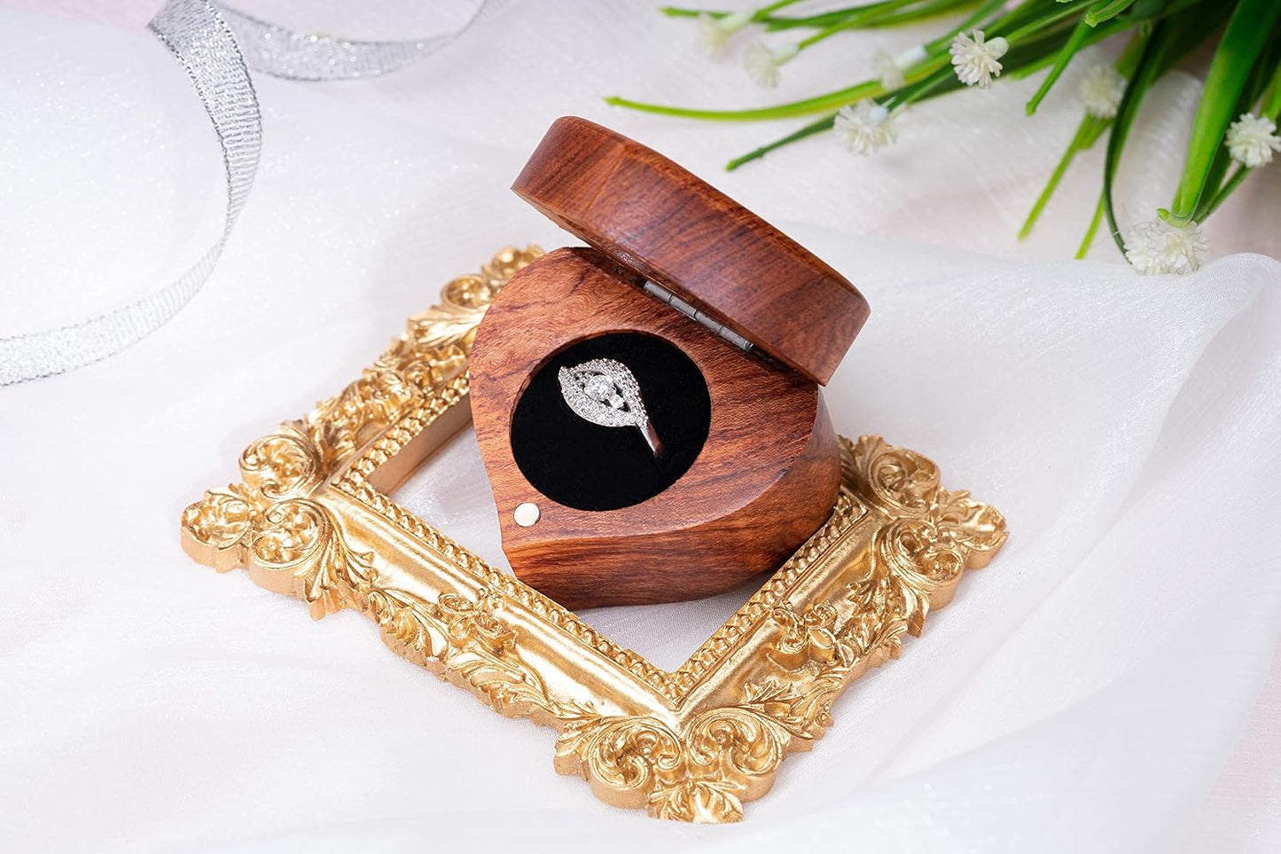 Caja anillo forma corazón madera grabada