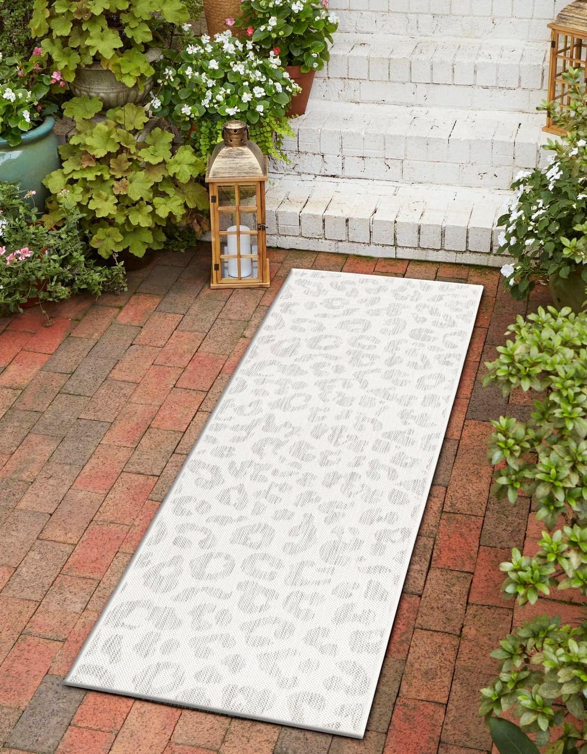 Alfombra área leopardo 2x6ft1" gris marfil