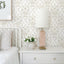 Papel tapiz floral bohemio beige y blanco dormitorio