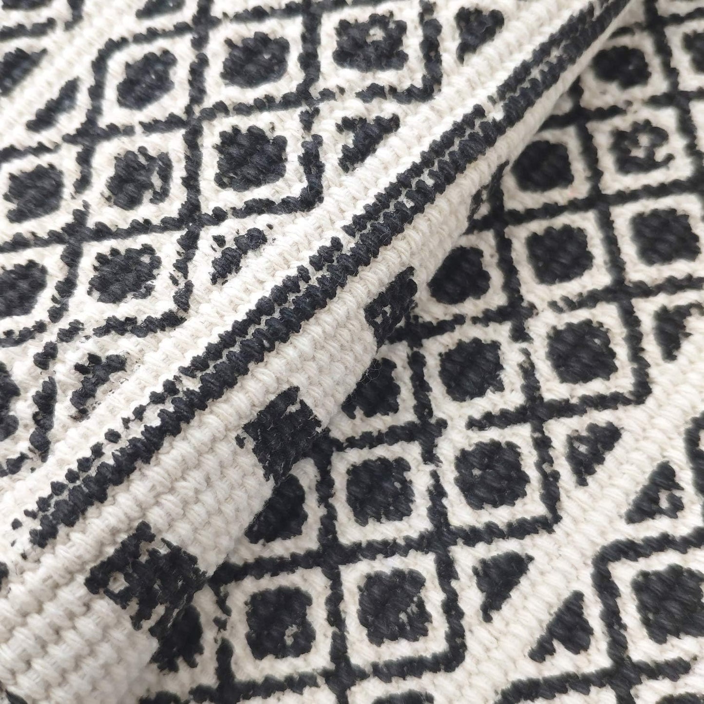 Alfombra algodón negro y crema borla estilo farmhouse