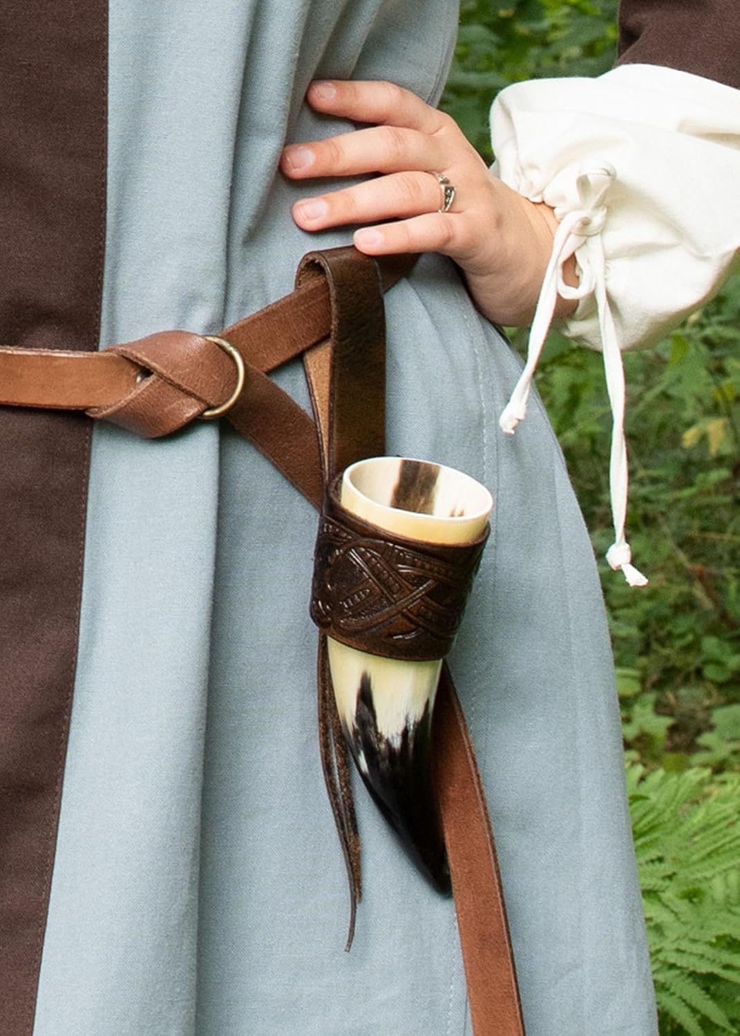 Funda cuerno beber cuero real dragón relieve estilo medieval