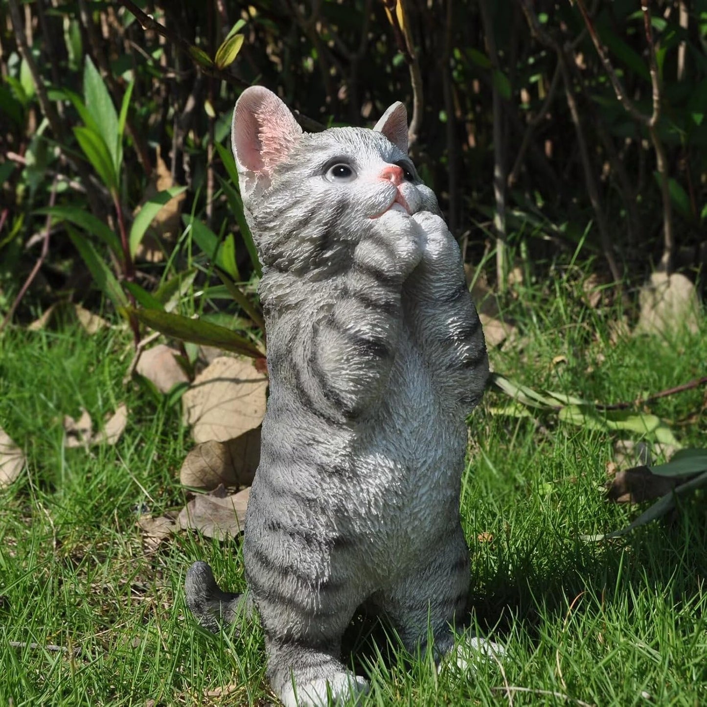 Estatua gato rezando gris para jardín y patio