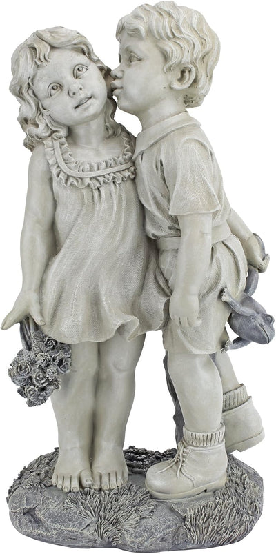 Estatua niños besando jardín