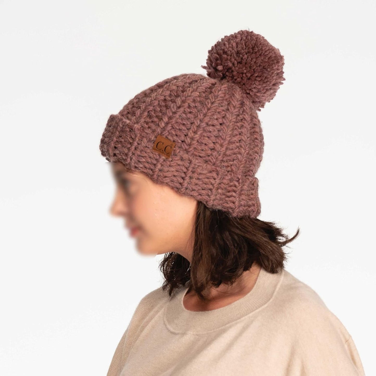 Gorro con pompón mujer diseño semilla invierno