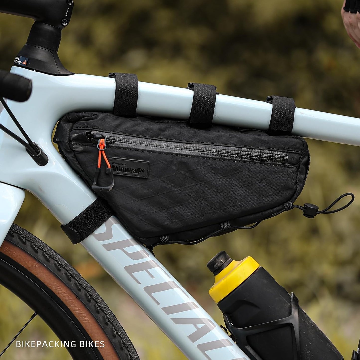 Bolsa triangular bicicleta MTB 1.7L con bolsillos malla