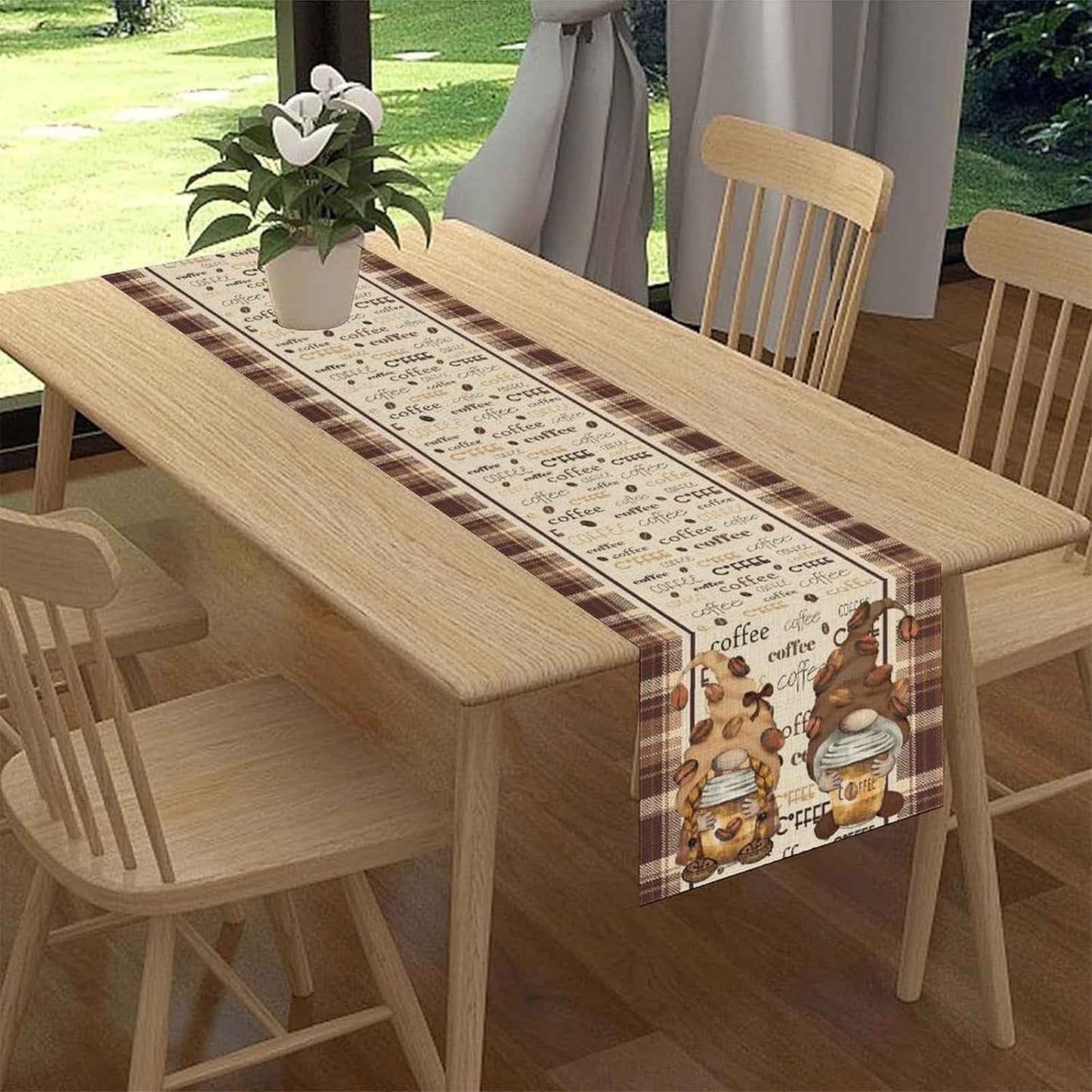 Mesa rústica marrón con gnomos y cuadros decoración cocina