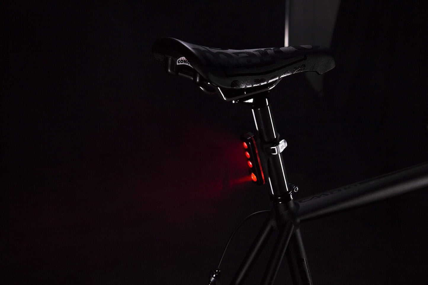 Luz recargable USB trasera Blinder Road R70