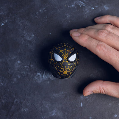 Traje Spider-Man Negro y Dorado con Altavoz Bluetooth