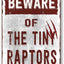 Letrero metal gallinero texto beware of the tiny raptors