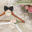 Colgador novia y novio 2 perchas madera oscura y blanca