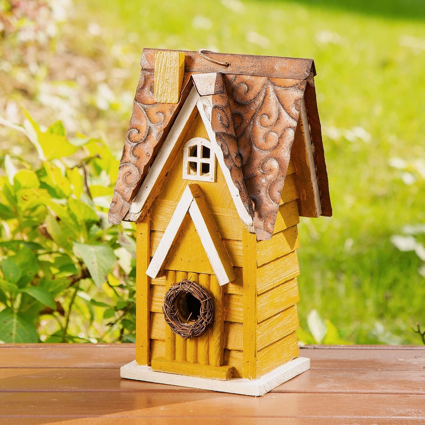 Casa para pájaros colgante madera envejecida cabaña amarilla