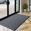 Tapete puerta comercial goma gris 3x6ft perfil bajo