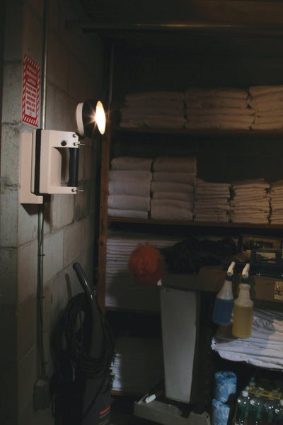 Linterna recargable con cargador CA/CC correa hombro 615