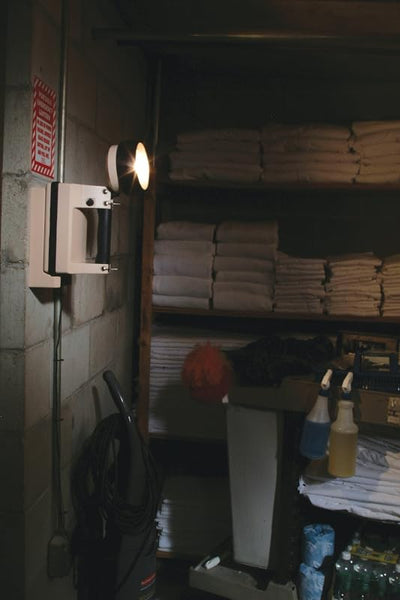 Linterna recargable con cargador CA/CC correa hombro 615