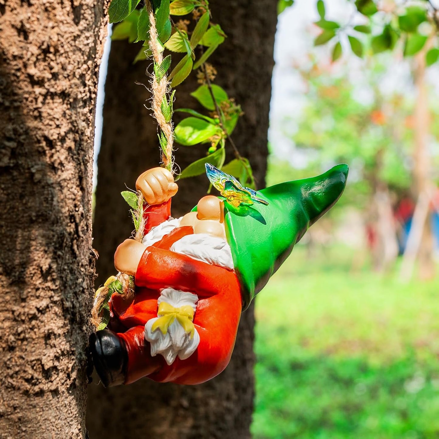 Estatua gnomo colgante dama mariposa abrazador árbol
