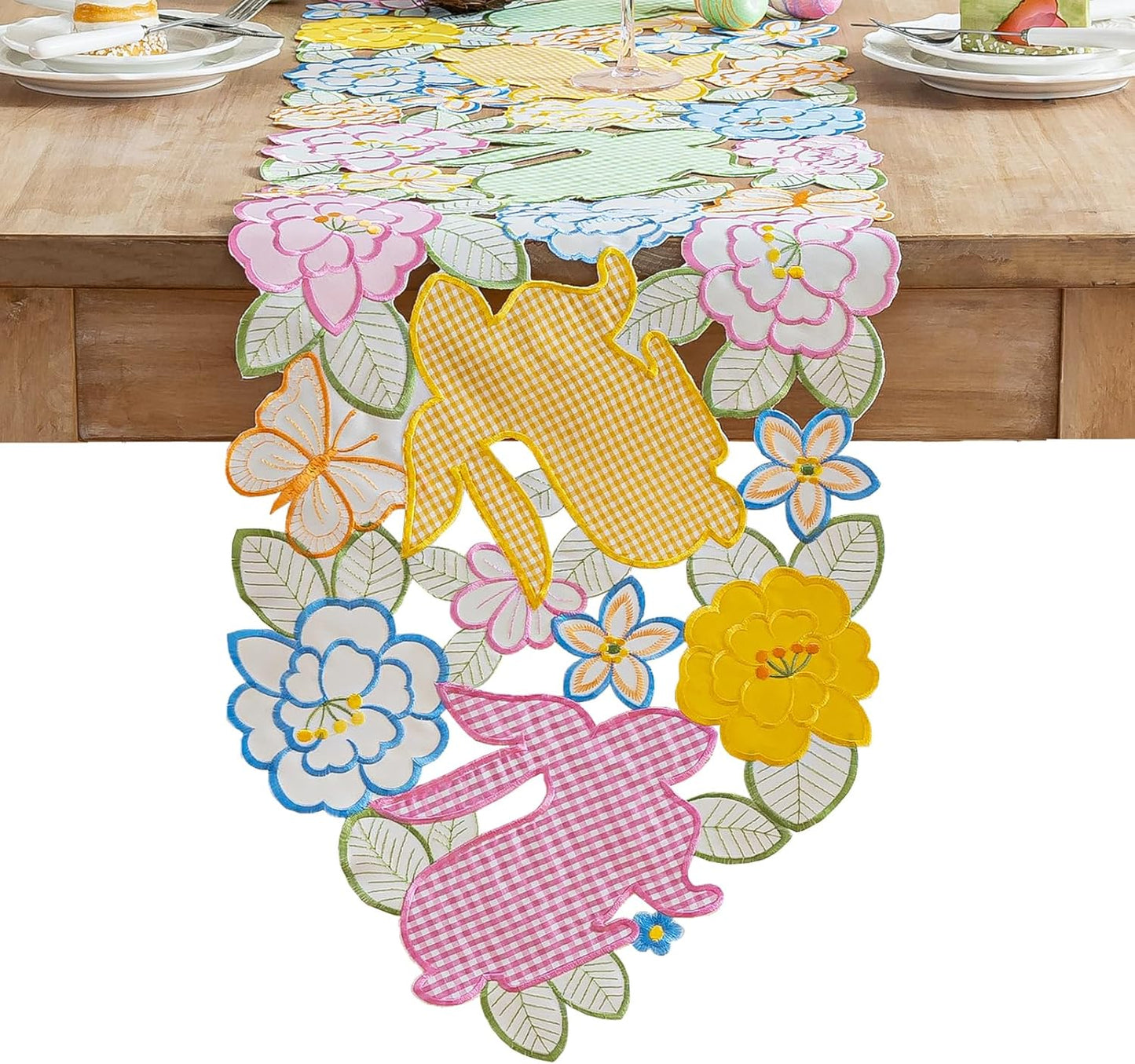 Camino de mesa de conejito a cuadros de Pascua con flores de primavera y mariposas