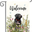 Bandera jardín labrador negro con flores exteriores