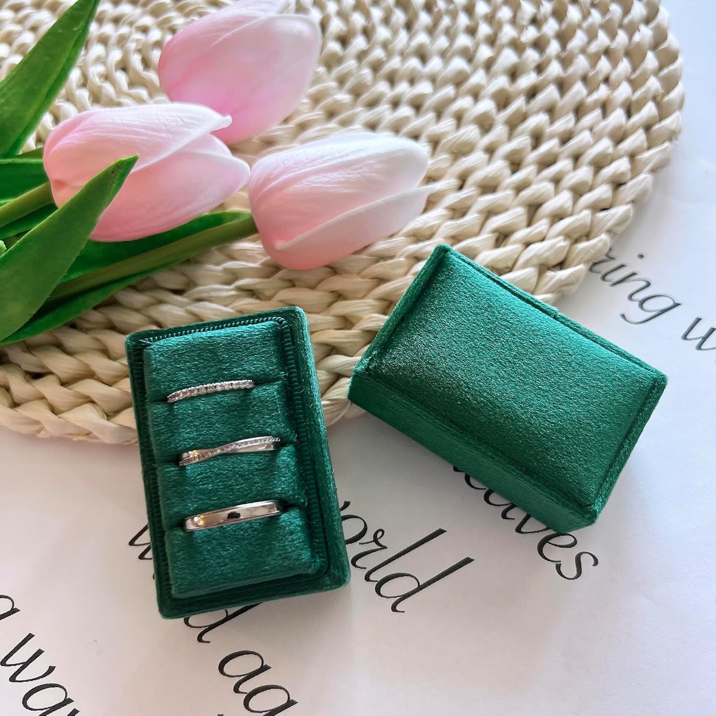 Caja terciopelo anillos compromiso boda triple esmeralda
