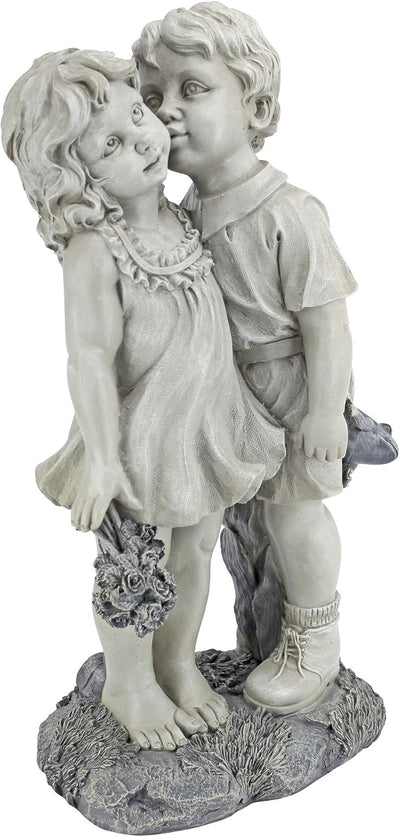 Estatua niños besando jardín
