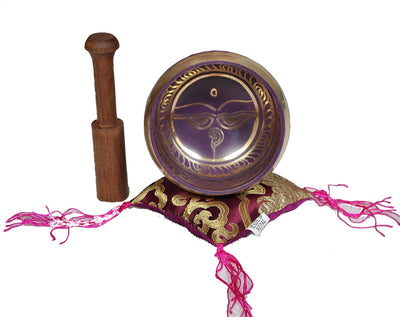 Cuenco tibetano tradicional con bandera budista purpura