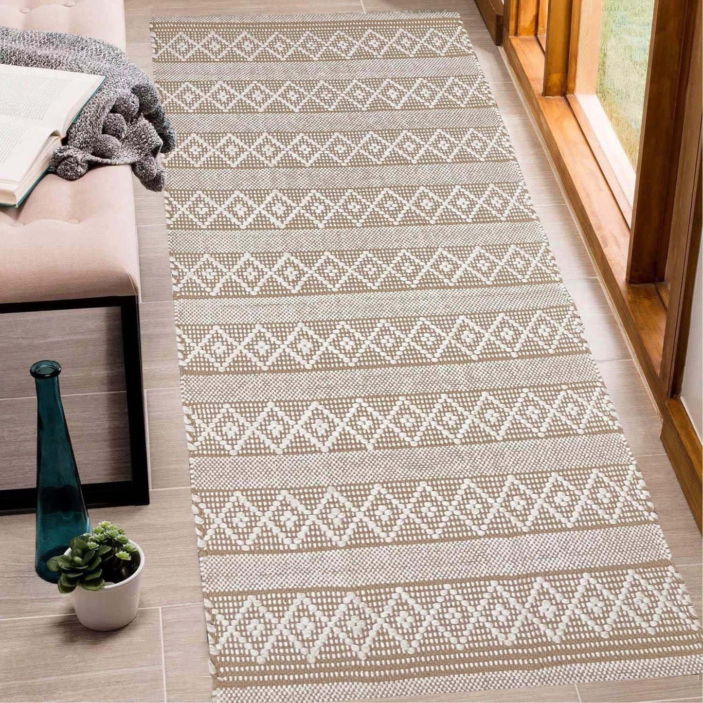 Alfombra bohemia beige y blanca 2x5ft tejida a mano lavable