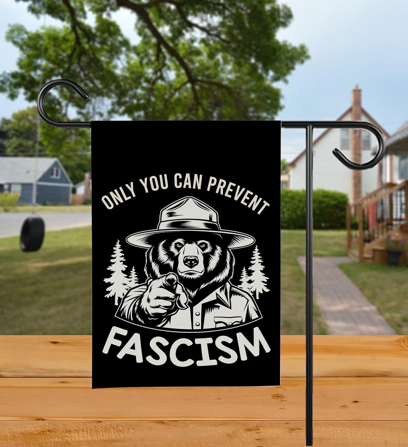 Bandera jardín progresiva Only You Can Prevent Fascism