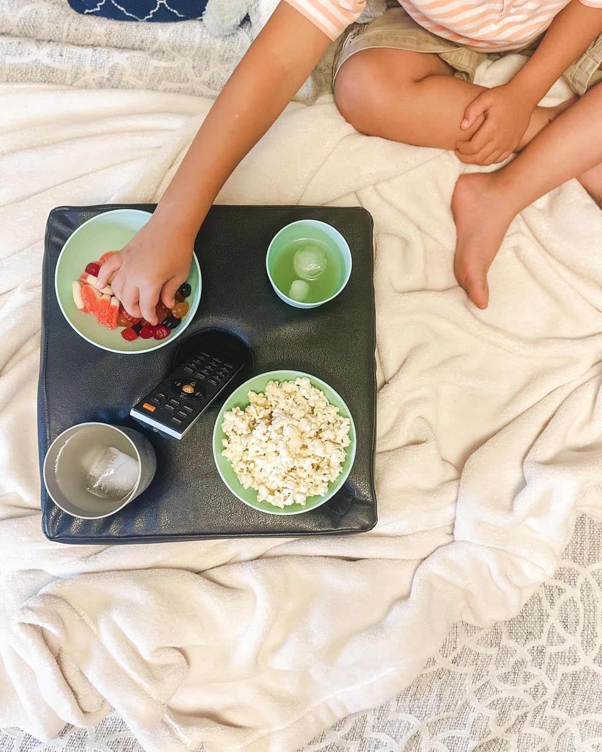 Sofá cama con portavasos y carrito bebidas piel sintética