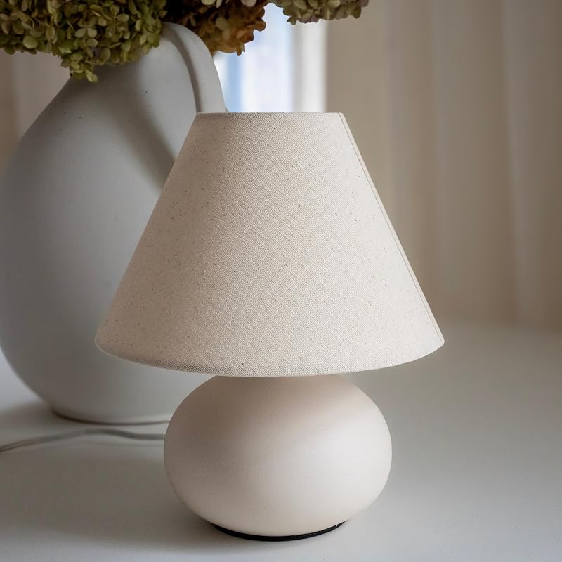 Lámpara mesa 11" base cerámica crema pantalla tela blanca
