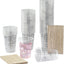 Tazas de mezcla de pintura con varillas de madera y vasos medidores transparentes