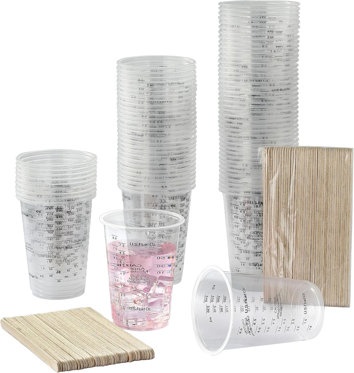 Tazas de mezcla de pintura con varillas de madera y vasos medidores transparentes